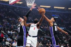 开云体育登录-火箭逆转马刺，西蒙斯一己之力扛起全队