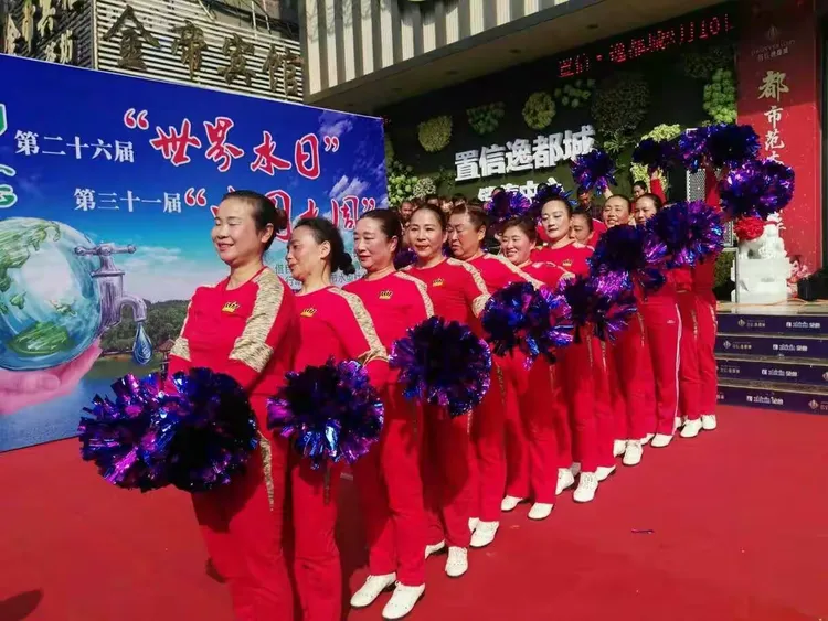 包含精彩一幕接一幕，中场合作默契赢得关键比赛的词条