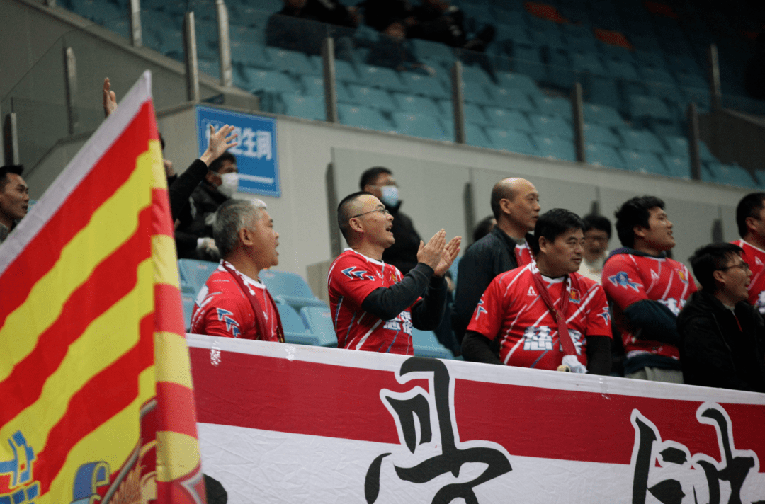 包含雄鹿队坚守阵地，成功扳平比分晋级甲组联赛的词条