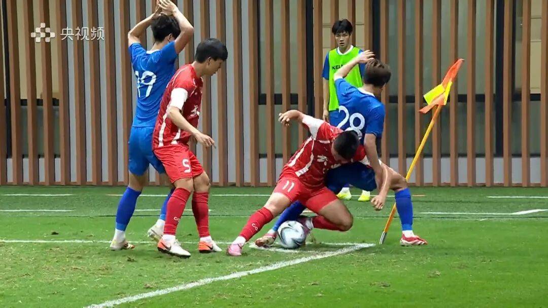 场上进攻节奏快速，球员拼搏尽显身手！