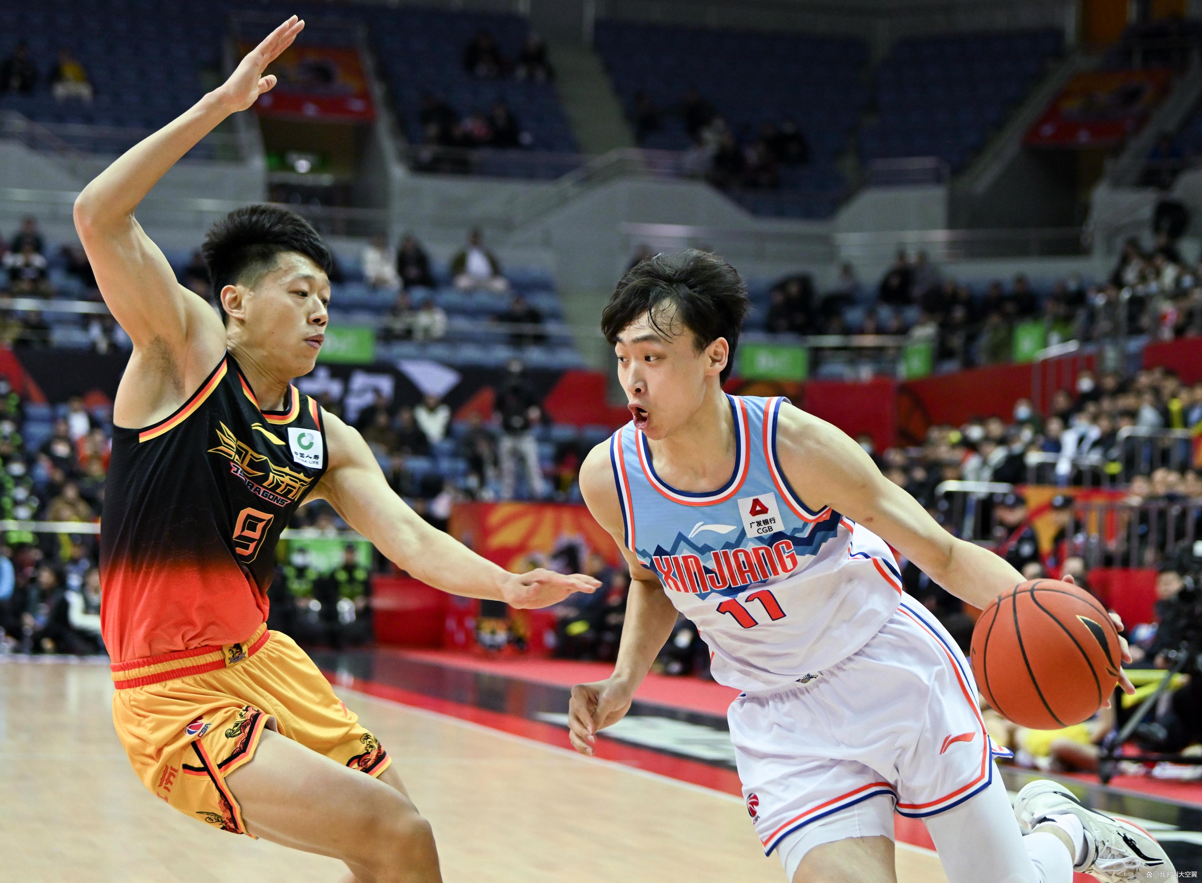 新疆男篮力挫山东队，全队欢庆晋级
