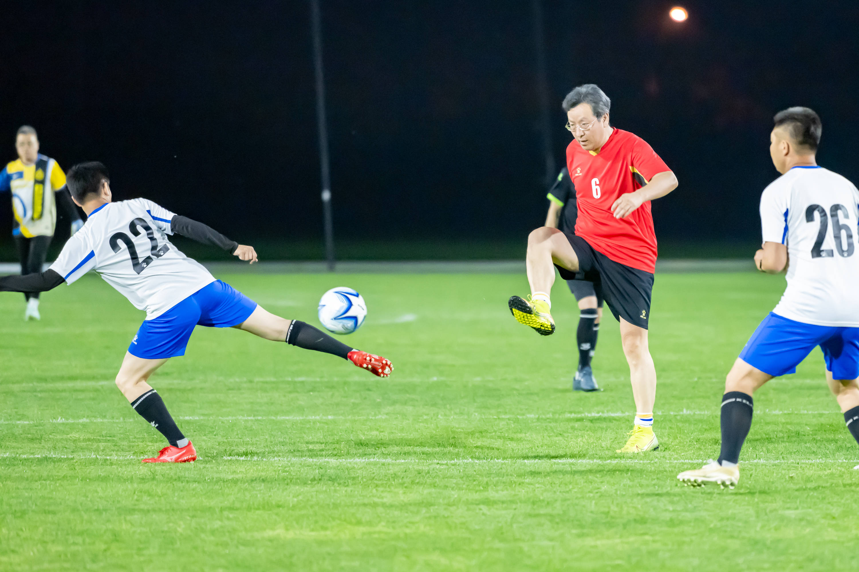 双方球队的角逐展现出足球赛场风采 双方球队的角逐展现出足球赛场风采