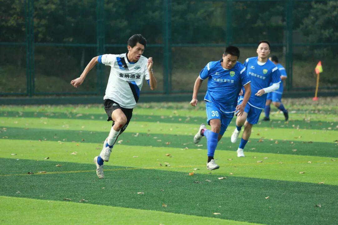 双方球队的角逐展现出足球赛场风采 双方球队的角逐展现出足球赛场风采