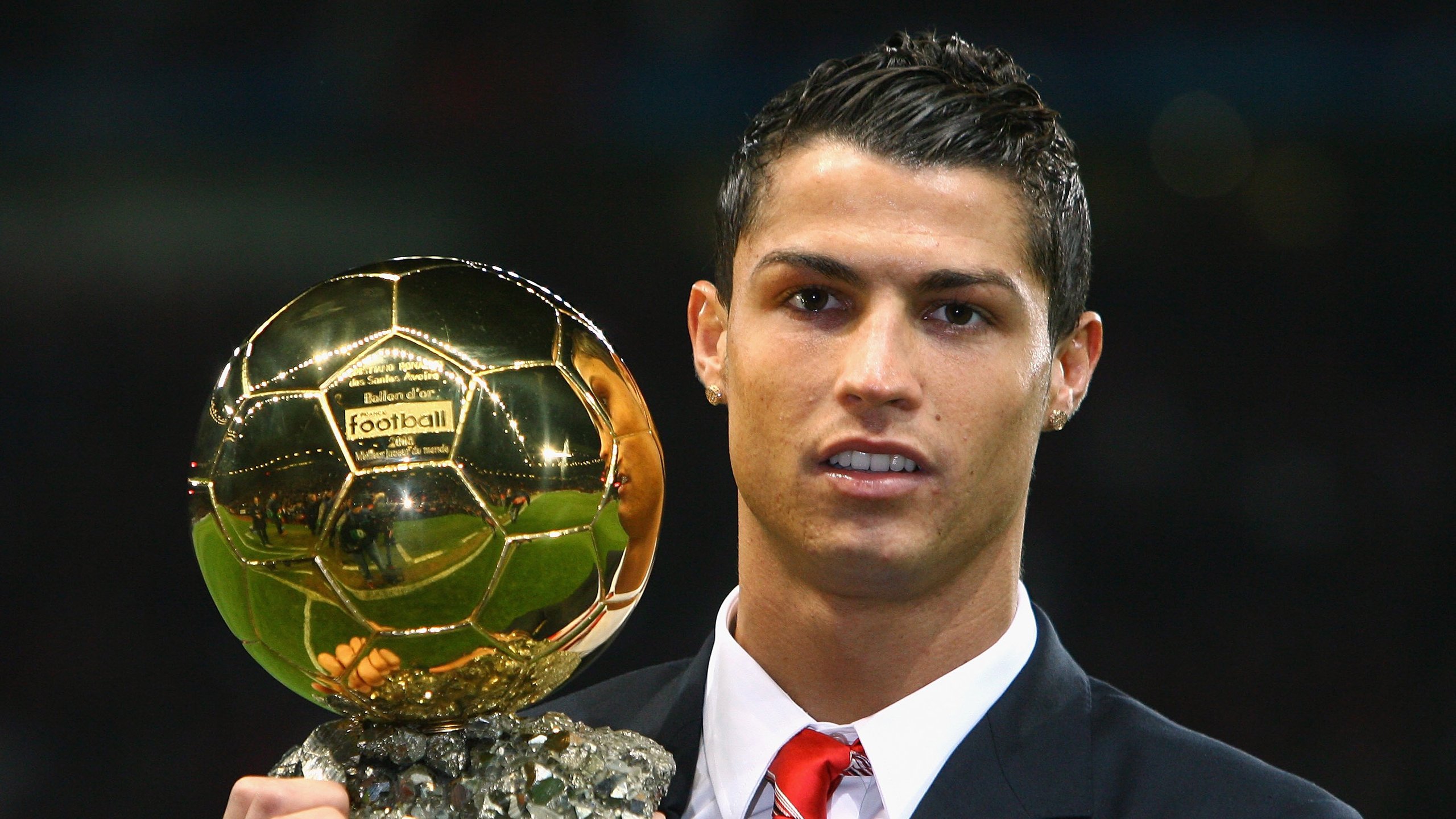 梅西爆发点燃赛场，加纳争冠战力克那不勒斯，足球世界见证唯一性瞬间